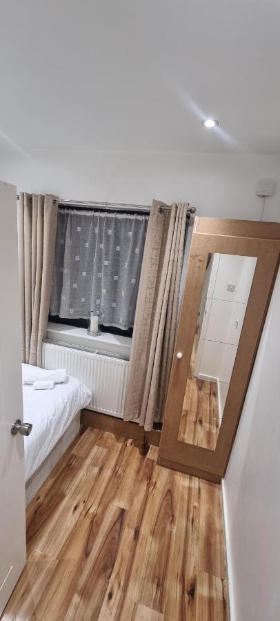 Beautiful Rooms With Free On Street Parking In Sydenham Londra Dış mekan fotoğraf